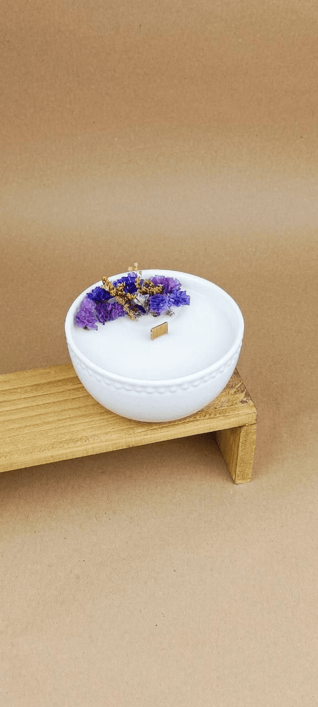 Vela em Cerâmica Branca com Flores Secas